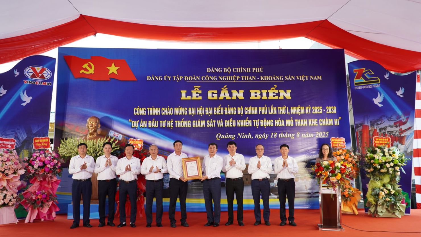 Ông Nguyễn Đức Phong - Phó Bí thư Đảng ủy Chính phủ trao Quyết định và Chứng nhận công trình chào mừng Đại hội đại biểu Đảng bộ Chính phủ lần thứ I, nhiệm kỳ 2025 - 2030 cho Đảng ủy Công ty Than Khe Chàm - TKV.