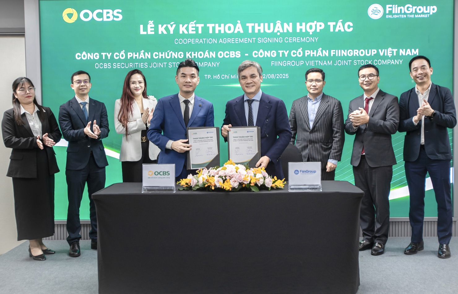 Ông Nguyễn Hữu Hiệu - Tổng Giám đốc FiinGroup và ông Nguyễn Đức Quân Tùng – Thành viên Hộiđồng Quản trị kiêm Tổng Giám đốc OCBS thực hiện ký kết.