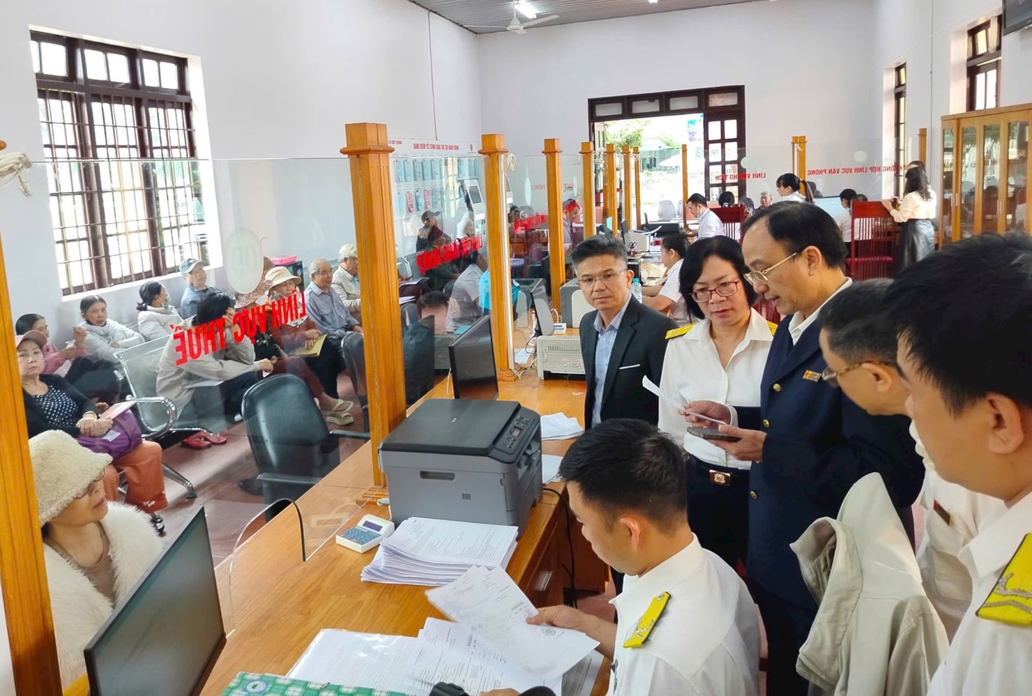 Phó Trưởng Thuế tỉnh Lâm Đồng Trần Phương kiểm tra công thu thuế tại cơ sở. Ảnh: D.T