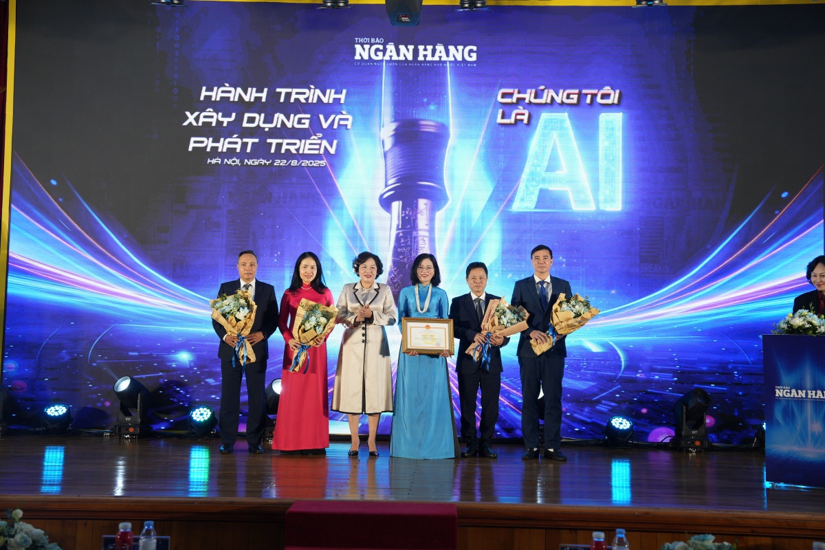 Thống đốc NHNN Nguyễn Thị Hồng tặng bằng khen cho cá nhân có thành tích xuất sắc trong công tác truyền thông chủ trương, chính sách, các Nghị quyết lớn của Đảng và Nhà nước.