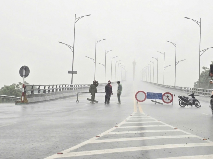 Cục Đường bộ Việt Nam nghiêm cấm phương tiện đi vào vùng tâm bão số 5 Kajiki. Ảnh minh họa: Đức Ngọc