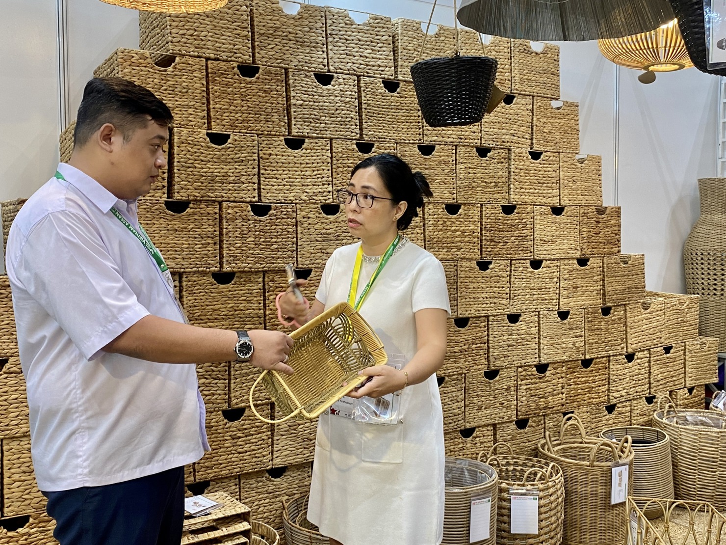 Khách hàng tìm hiểu sản phẩm thủ công tại một gian hàng trong Hội chợ VIFA ASEAN 2025. Ảnh: T.D