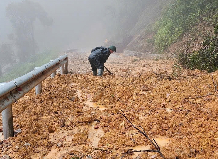 Nhiều tuyến đường ở Nghệ An bị sạt lở, các phương tiện không thể di chuyển. Ảnh: Thế Mạnh