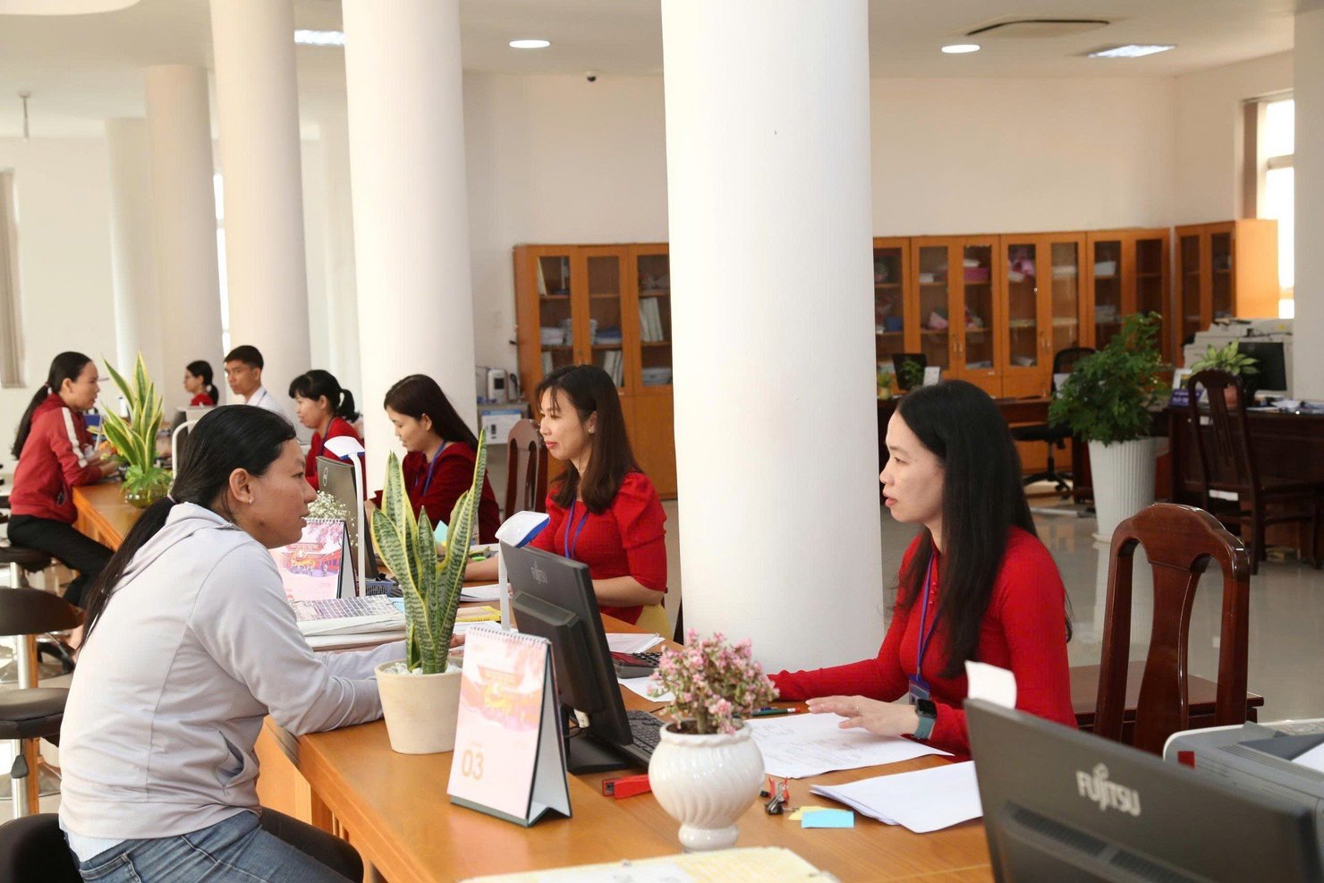 Kho bạc Nhà nước làm việc xuyên lễ để tặng quà 100.000 đồng cho người dân dịp Quốc khánh 2/9. Ảnh: internet