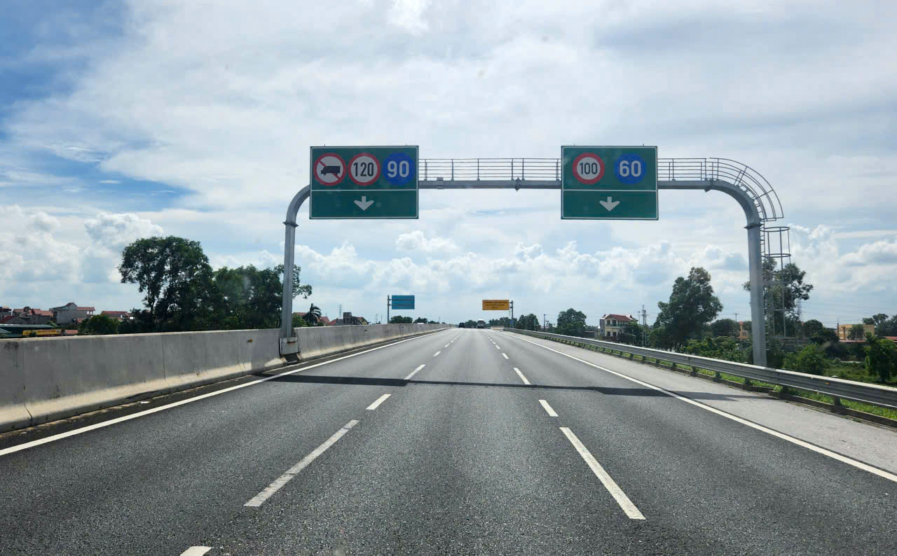 Tỉnh Phú Thọ phải bảo đảm hoàn thành công tác chuẩn bị đầu tư dự án xây dựng tuyến đường nối cao tốc Nội Bài - Lào Cai và Hòa Bình - Sơn La trong thời hạn 1 năm. Ảnh minh họa: L. Thủy