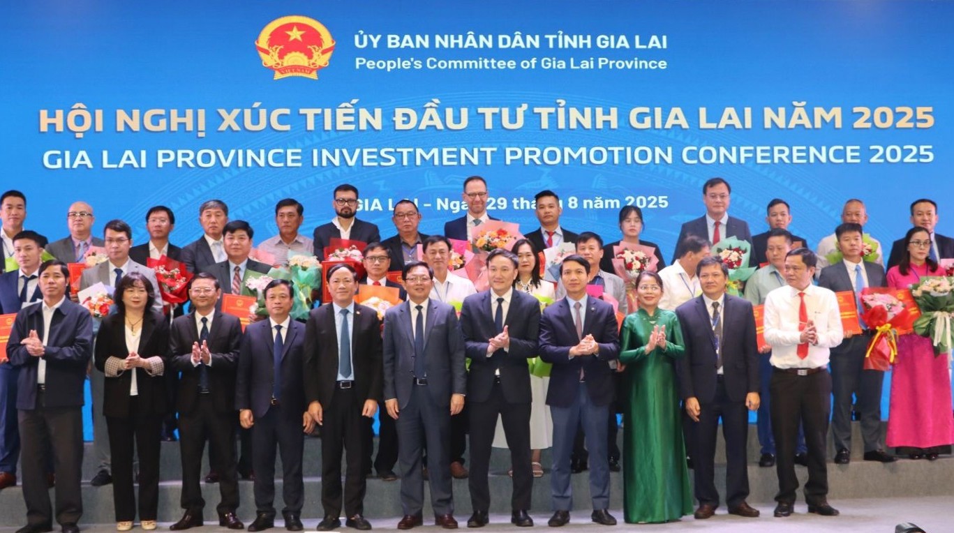 Lãnh đạo tỉnh Gia Lai trao quyết định cho các nhà đầu tư. Ảnh: TT