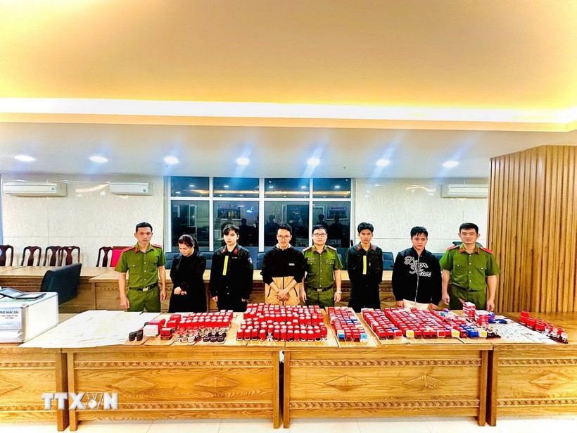 Các đối tượng bị bắt cùng tang vật trong vụ án do Công an thành phố Đà Nẵng triệt phá tháng 1/2025 (Ảnh: TTXVN)