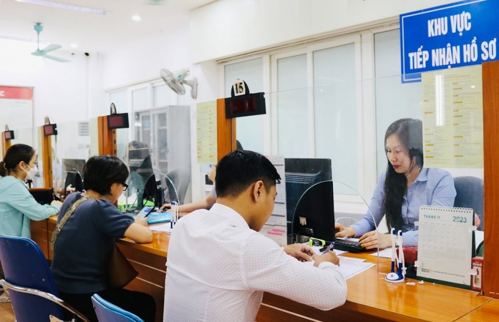 Người lao động làm thủ tục hưởng bảo hiểm thất nghiệp tại Trung tâm dịch vụ việc làm Hà Nội.