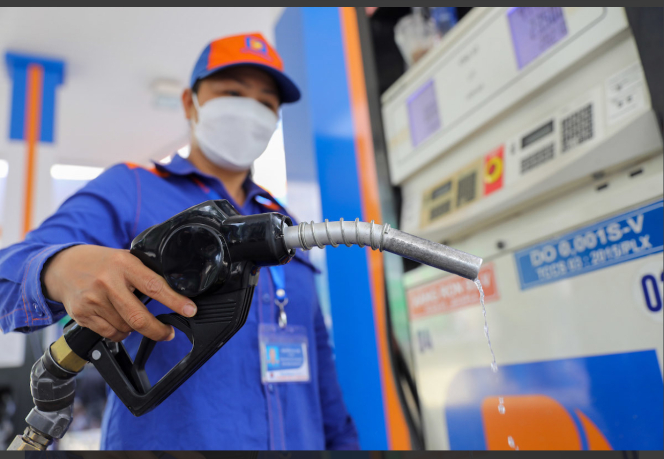 Liên Bộ Công Thương - Tài chính quyết định phương án điều hành giá xăng dầu nhằm bảo đảm biến động giá xăng dầu trong nước phù hợp với biến động giá xăng dầu thế giới.
