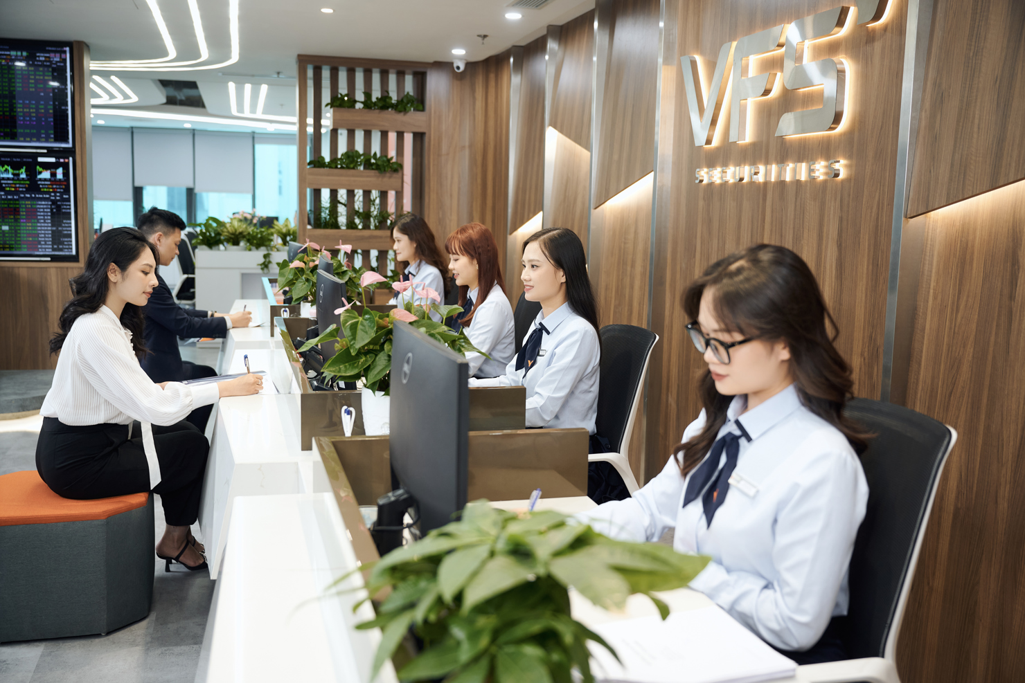 VFS nhận định,  dòng tiền bắt đầu tìm tới nhóm cổ phiếu vừa và nhỏ, đặc biệt là nhóm cổ phiếu bất động sản.