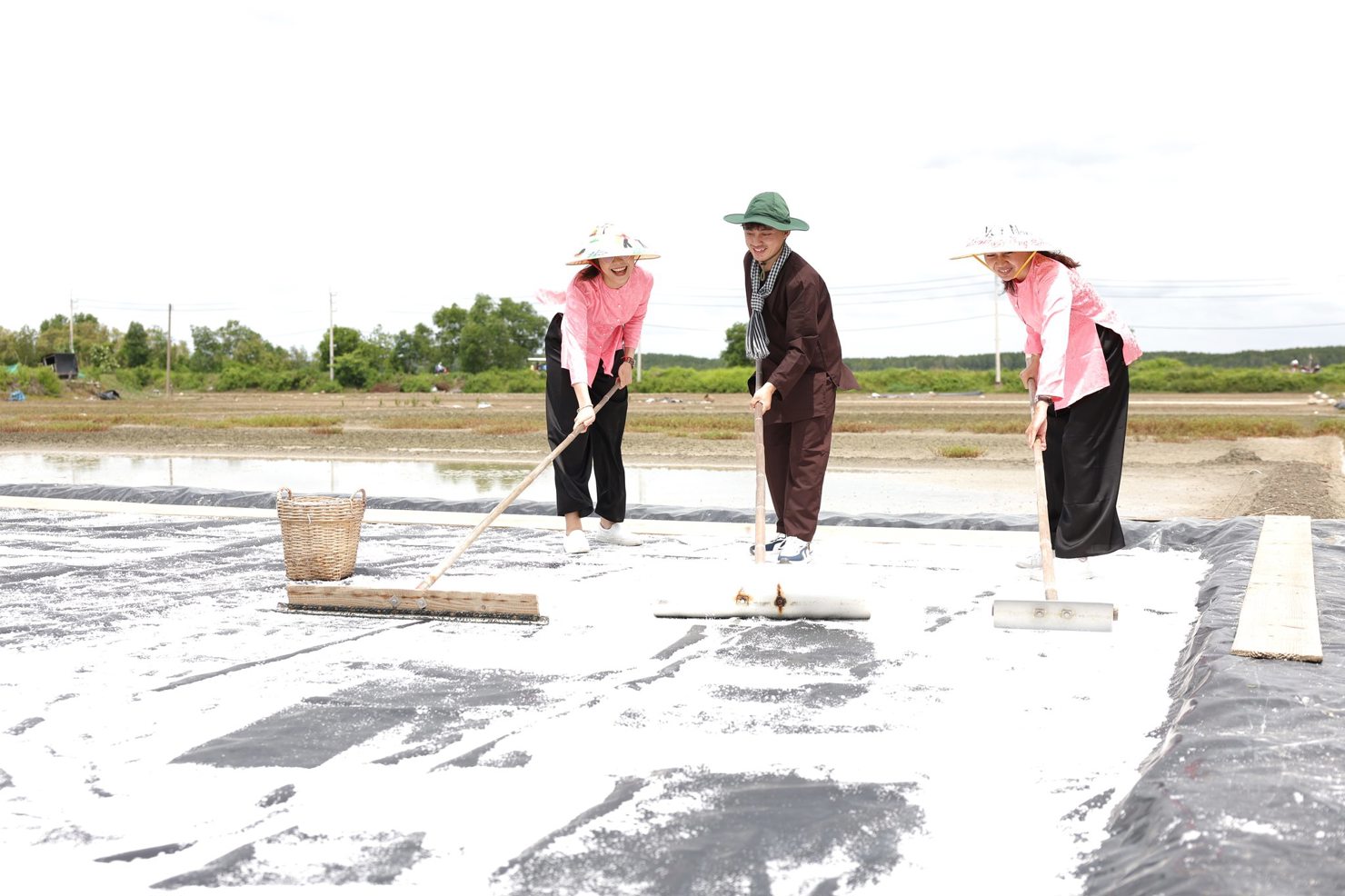 Du khách trải nghiệm làm muối tại ấp đảo Thiềng Liềng (Cần Giờ). Ảnh: Phương Hà