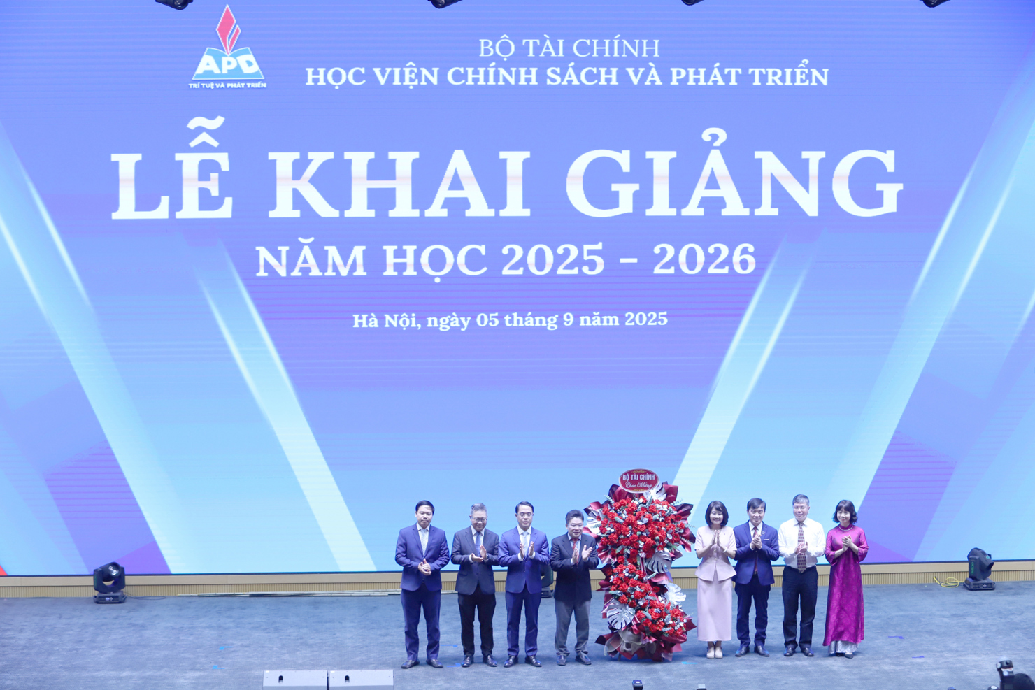 Bà Nguyễn Thị Thu Lan – Phó Bí thư chuyên trách Đảng ủy Bộ Tài chính đến dự và chúc mừng Học viện Chính sách và Phát triển khai giảng năm học 2025-2026.
