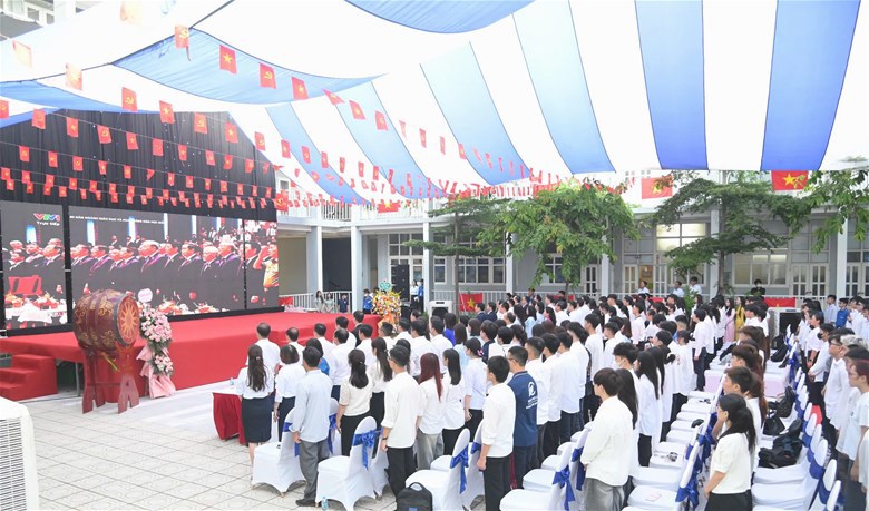 Toàn cảnh chào cờ tại buổi Lễ kỷ niệm 80 năm thành lập Bộ Giáo dục và Đào tạo.