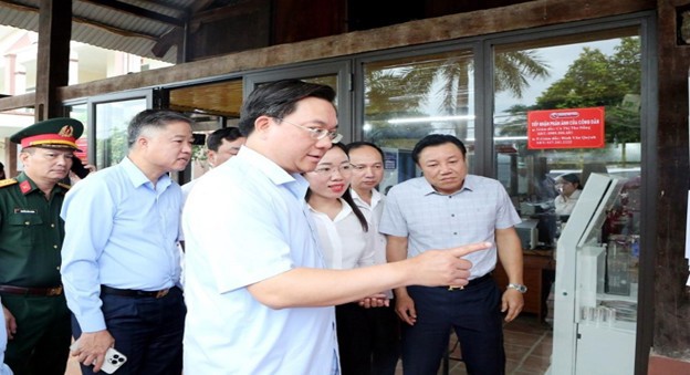 Chủ tịch UBND tỉnh Phú Thọ Trần Duy Đông kiểm tra thực tế tại Trung tâm Phục vụ hành chính công xã Minh Đài.