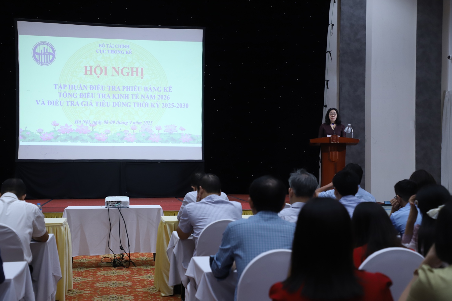 Bà Nguyễn Thị Hương - Cục trưởng Cục Thống kê phát biểu chỉ đạo tại Hội nghị. 