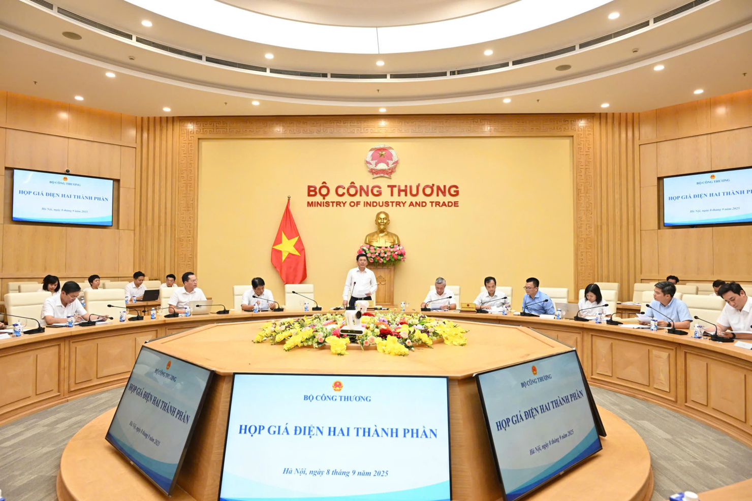 Bộ Công Thương họp về triển khai giá điện 2 thành phần.
