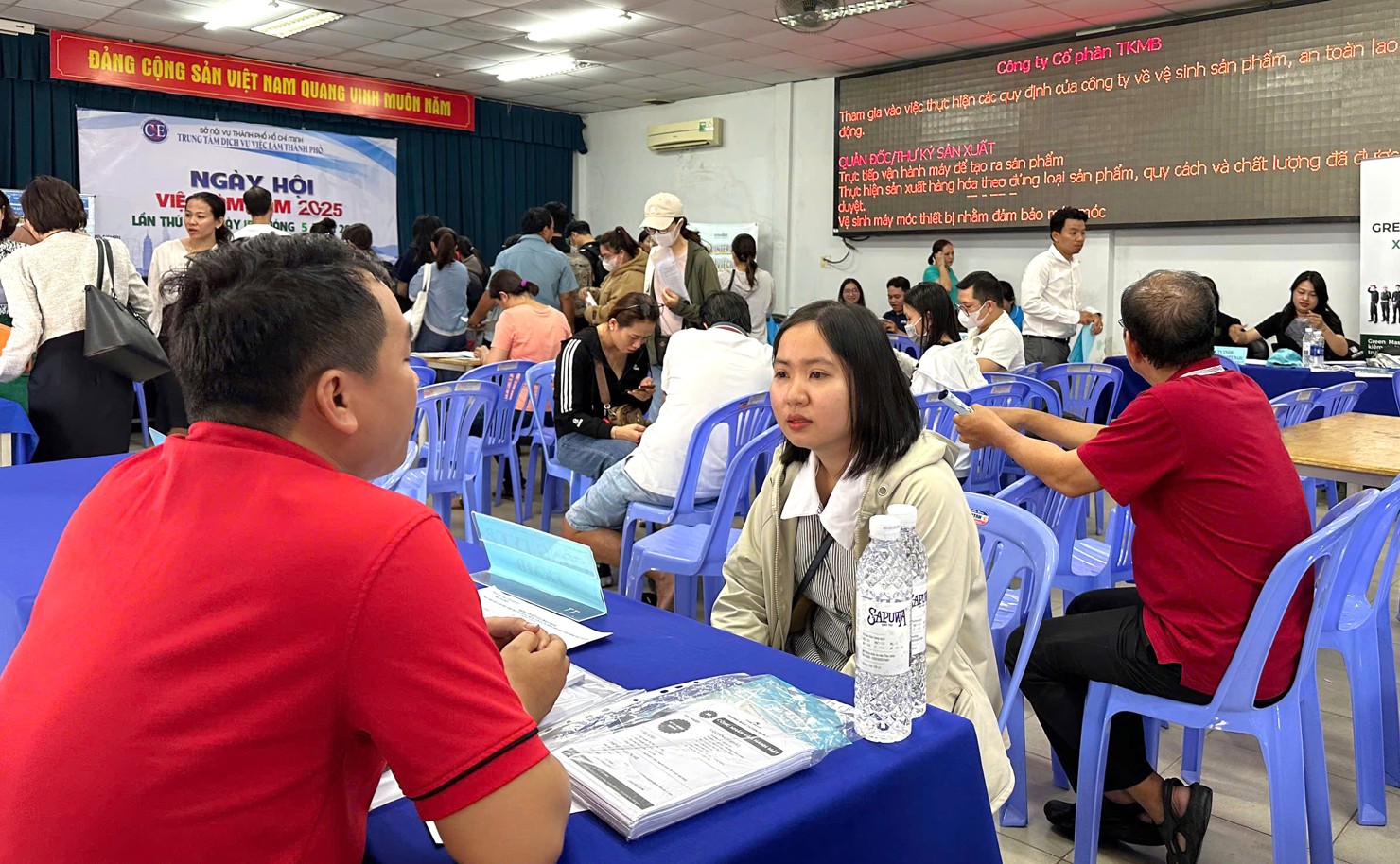 Doanh nghiệp tuyển lao động tại Trung tâm Dịch vụ việc làm TP. Hồ Chí Minh. Ảnh: Phạm Thọ