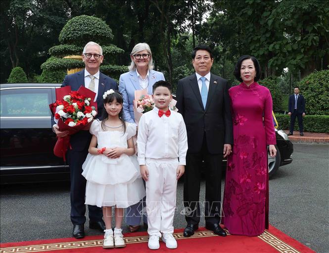 Chủ tịch nước Lương Cường và Phu nhân Nguyễn Thị Minh Nguyệt cùng Toàn quyền Australia Sam Mostyn và Phu quân Simeon Beckett với thiếu nhi Thủ đô Hà Nội. Ảnh: TTXVN