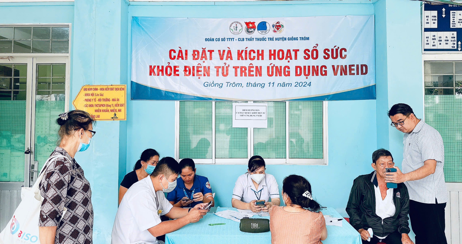 Tỉnh Vĩnh Long luôn chú trọng việc tích hợp sổ sức khỏe điện tử lên ứng dụng VNeID cho người dân. Ảnh: Trung tâm y tế Giồng Trôm, Vĩnh Long