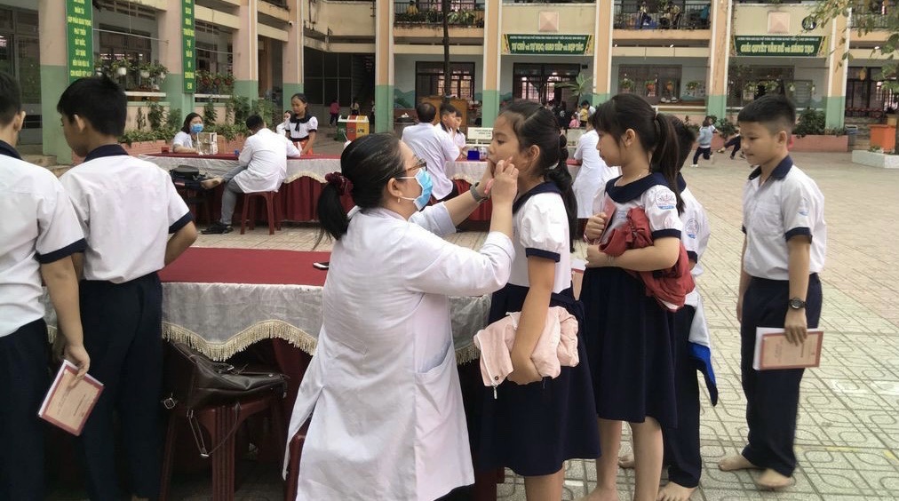 Ưu tiên các khoản thu chăm sóc sức khỏe cho học sinh sinh viên. Ảnh: Lê Văn