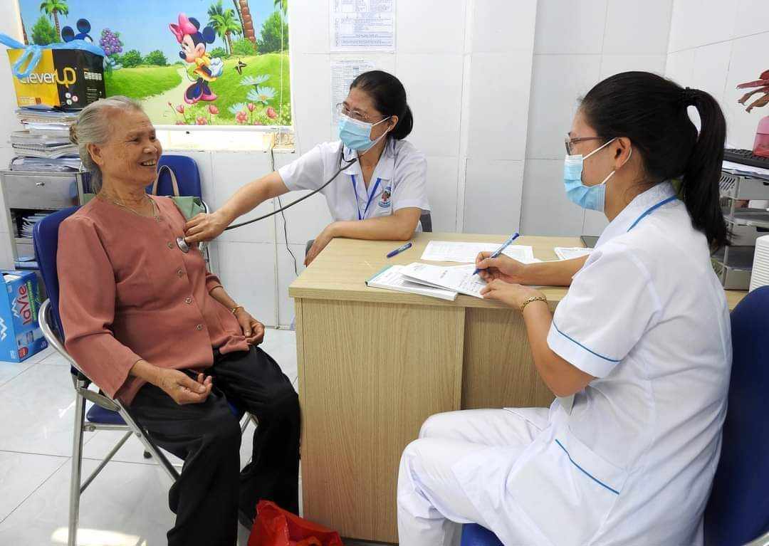 Khám chữa bệnh cho người dân tại y tế cơ sở. Ảnh Minh hoạ.