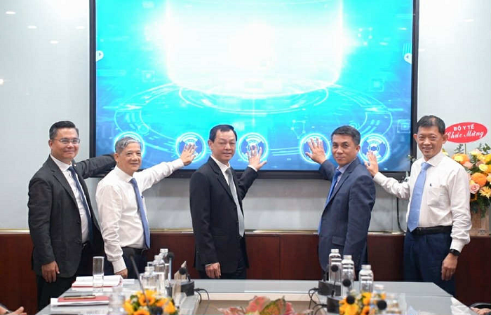 Lãnh đạo Bộ Y tế, Ban Giám đốc Bệnh viện Chợ Rẫy cùng Lãnh đạo Vietcombank cùng thực hiện nghi thức kích hoạt, đi vào hoạt động hệ thống Hồ sơ Bệnh án điện tử trong buổi lễ