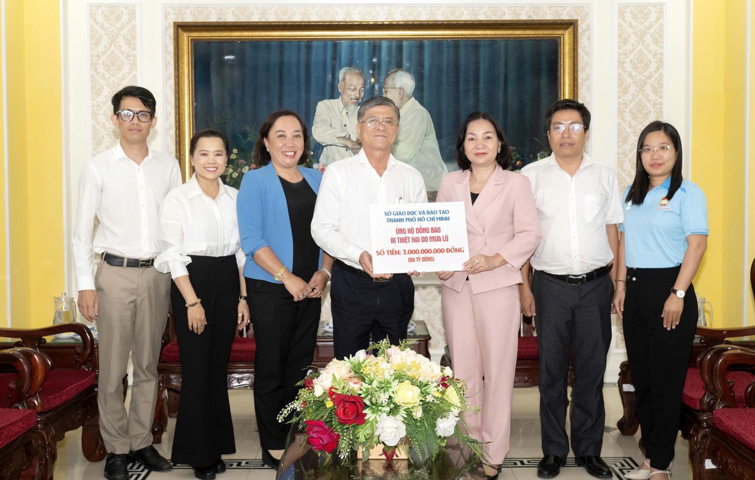 Phó Chủ tịch Ủy ban MTTQ TP. Hồ Chí Minh Trương Thị Bích Hạnh tiếp nhận ủng hộ. Ảnh: PT