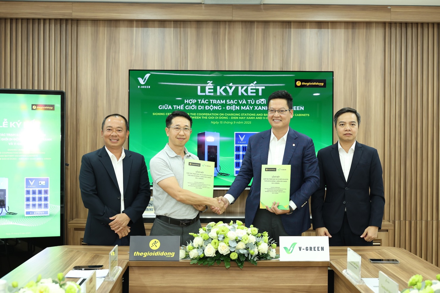 V-Green và Thế Giới Di Động ký kết hợp tác lắp đặt trạm sạc và tủ đổi pin cho xe ô tô điện. 