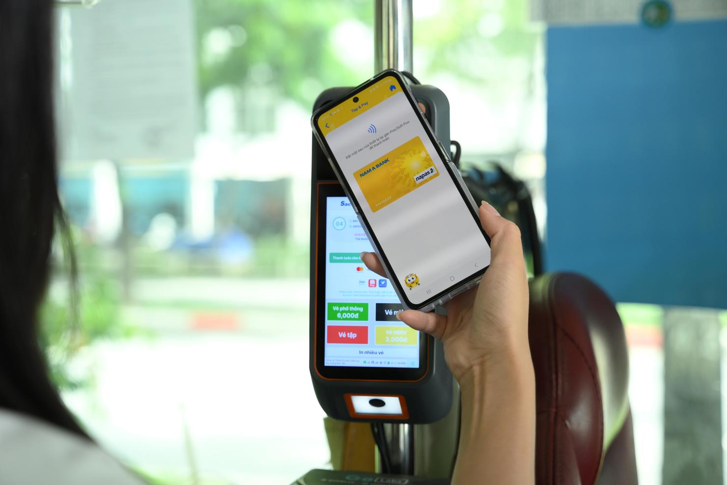 Một số ngân hàng đã triển khai số hóa thẻ NAPAS cho phép “chạm”thanh toán vé xe buýt