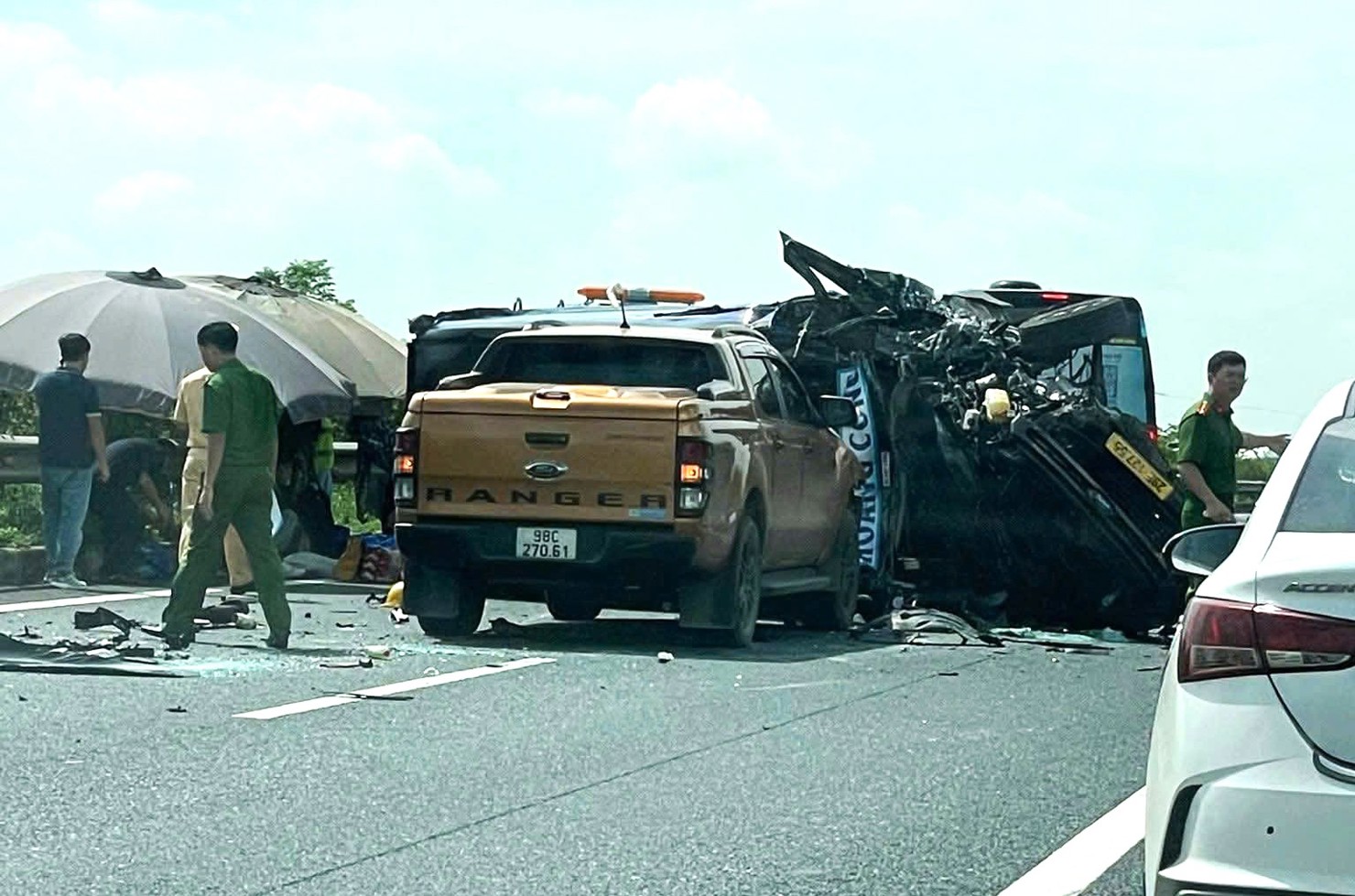 Xe khách 16 chỗ bị bẹp dúm sau vụ tai nạn. Ảnh: NDCC