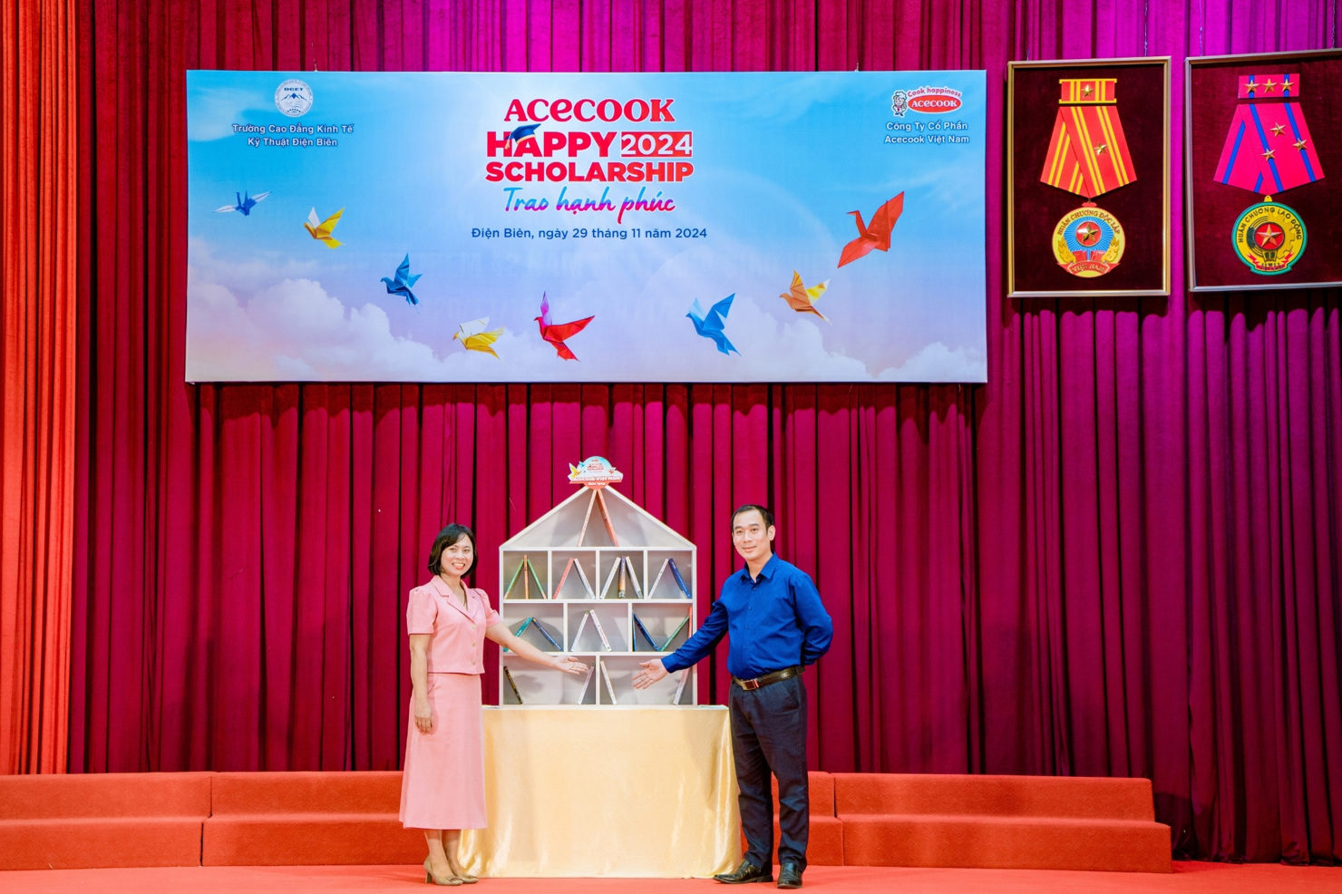 Đại diện Acecook trao tặng "Tủ sách hạnh phúc" cho các trường vùng sâu, vùng xa trong khuôn khổ Happy Scholarship năm 2024.