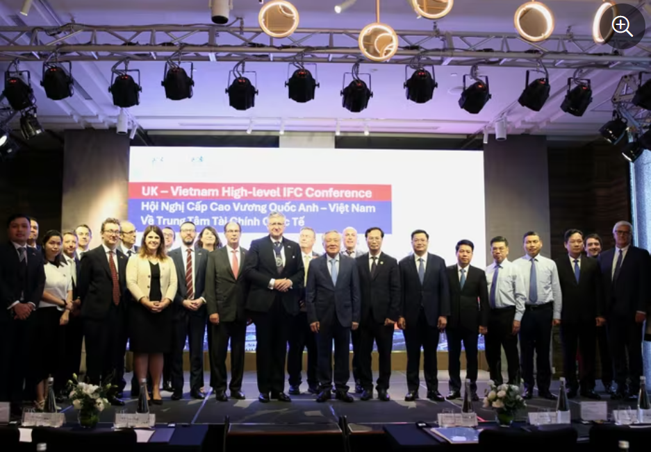Thị trưởng Alastair King chủ trì Hội nghị Cấp cao Vương quốc Anh - Việt Nam về Trung tâm Tài chính Quốc tế (IFC) trong khuôn khổ chuyến thăm Việt Nam.