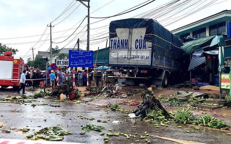 Hiện trường vụ tai nạn giao thông đặc biệt nghiêm trọng tại Quảng Trị.