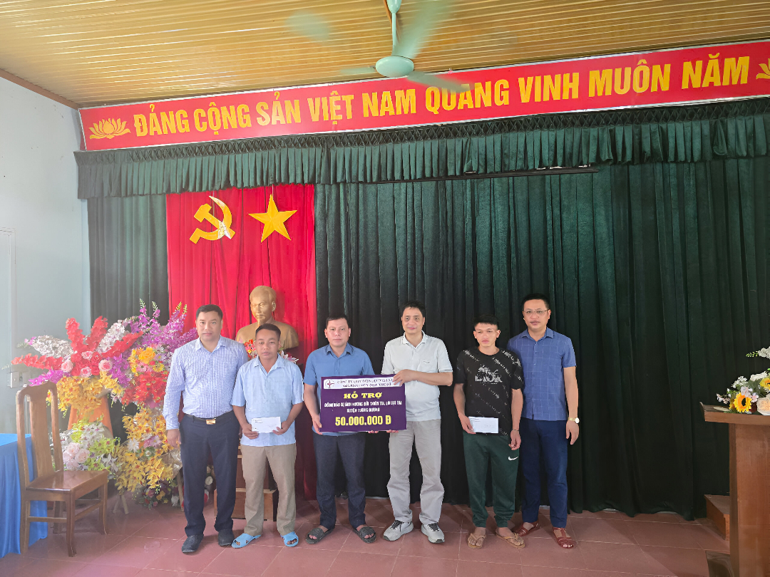 Ông Nguyễn Hoàng Đạo – Chủ tịch HĐQT trao tiền hỗ trợ huyện Tương Dương (cũ) trong đợt lũ quét tháng 05 năm 2025 tại Nghệ An