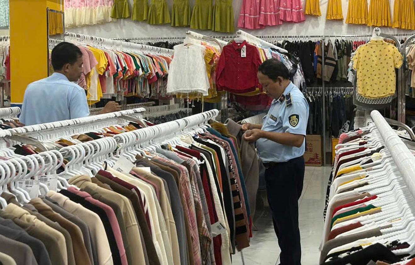 Vĩnh Long kiên quyết đấu tranh xử lý gian lận thương mại, hàng giả, hàng kém chất lượng. Ảnh: Chi cục Quản lý thị trường Vĩnh Long