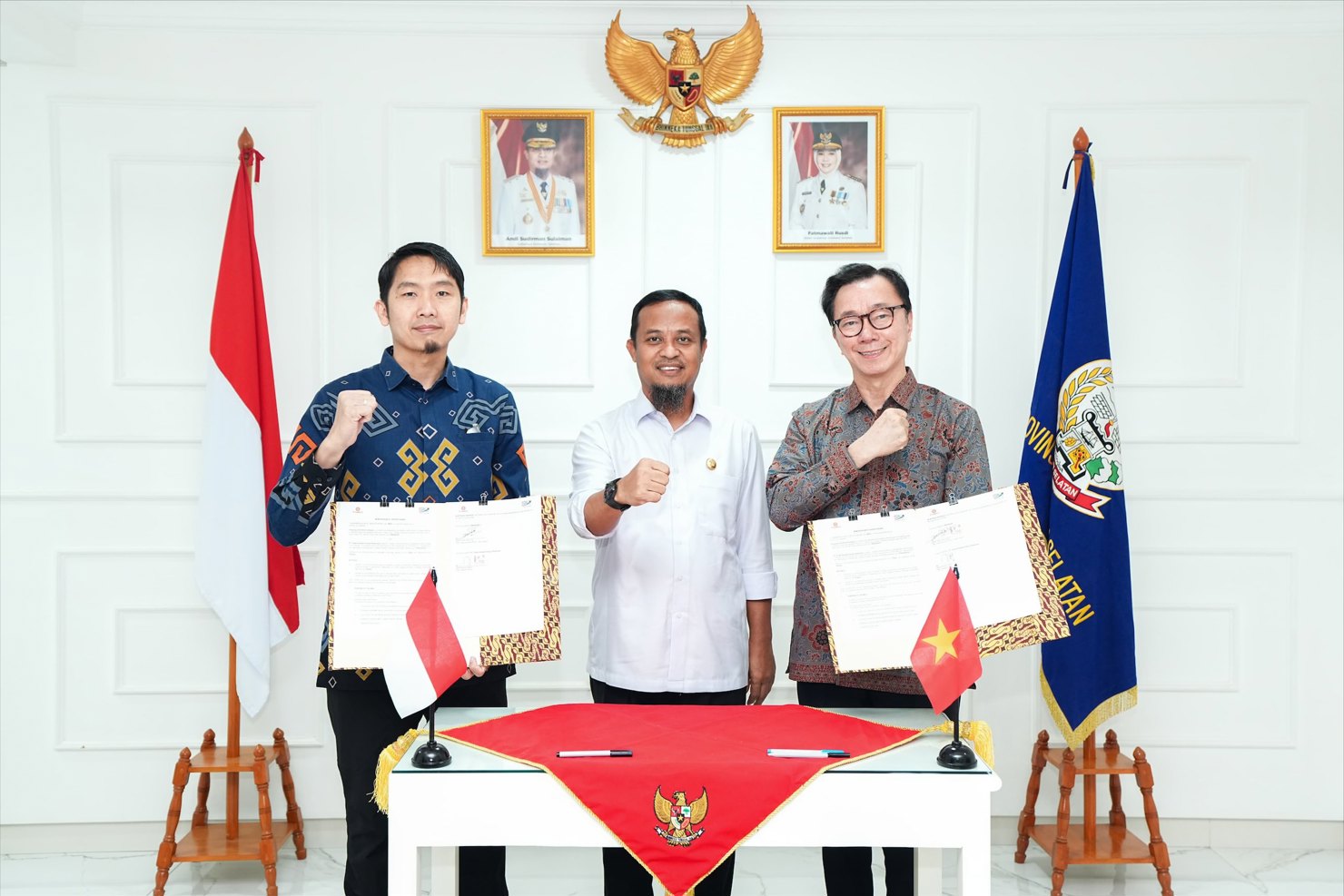 Lễ Ký kết hợp tác có sự tham dự của ông Andi Sudirman Sulaiman, Thống đốc tỉnh Nam Sulawesi (đứng giữa), và các lãnh đạo cấp cao của hai doanh nghiệp.