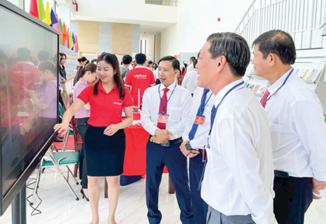 Nhân viên Tập đoàn Viettel nhiệt tình tư vấn chuyển đổi số cho khách hàng tại TP. Cần Thơ.