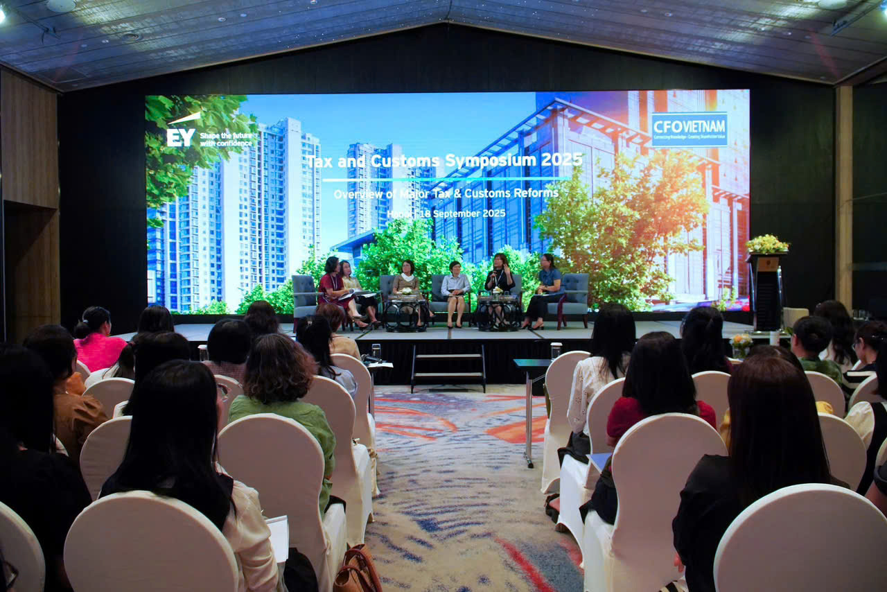 Các chuyên gia EY, đại diện Cục Thuế, Bộ Tài chính và Cục Việc làm, Bộ Nội vụ giải đáp các thắc mắc của doanh nghiệp.
