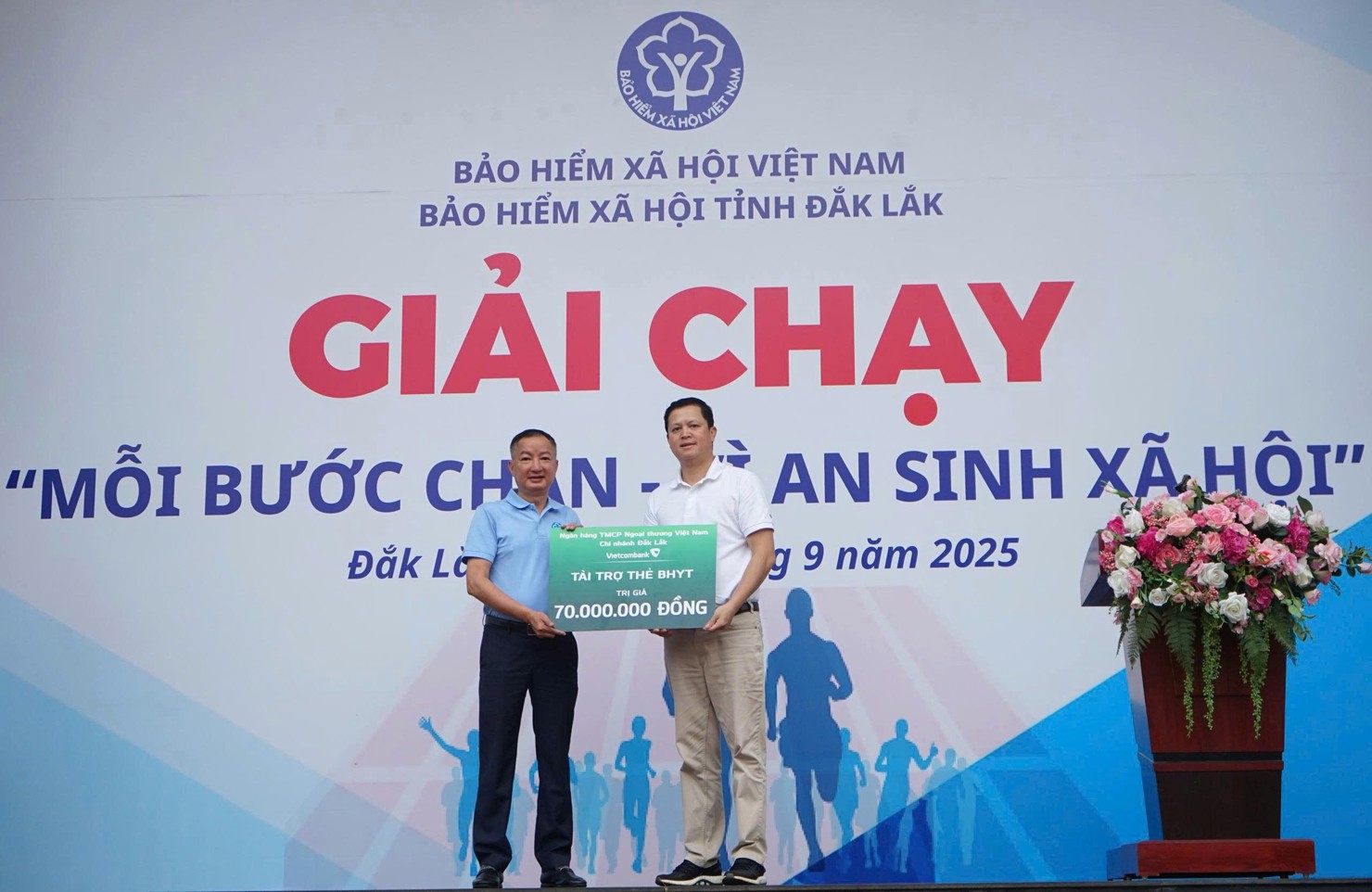 Giám đốc BHXH tỉnh Đắk Lắk Trần Mạnh Toàn tiếp nhận đóng góp từ nhà tài trợ. Ảnh: PL