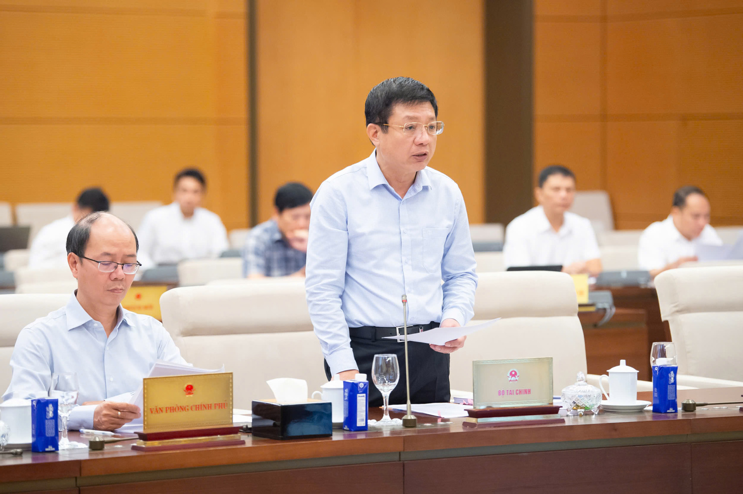 Thứ trưởng Bộ Tài chính Hồ Sỹ Hùng trình bày tờ trình tại phiên họp.