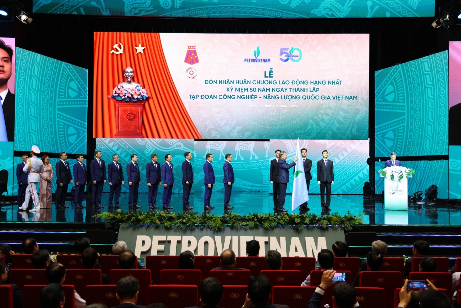 Ghi nhận những đóng góp quan trọng của Petrovietnam, Tổng Bí thư Tô Lâm đã gắn Huân chương Lao động hạng Nhất lên Cờ truyền thống của Petrovietnam.