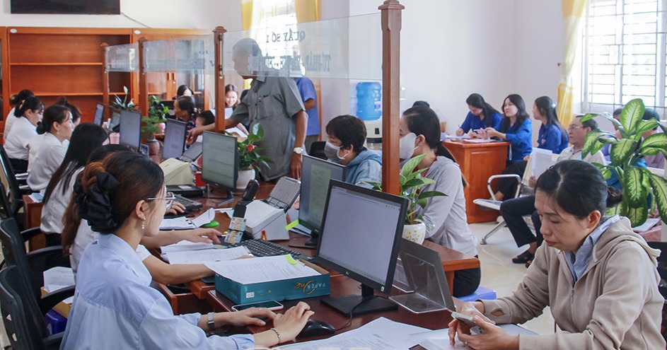 Người dân giải quyết công việc tại Trung tâm hành chính công tỉnh Cà Mau. Ảnh: N.Q
