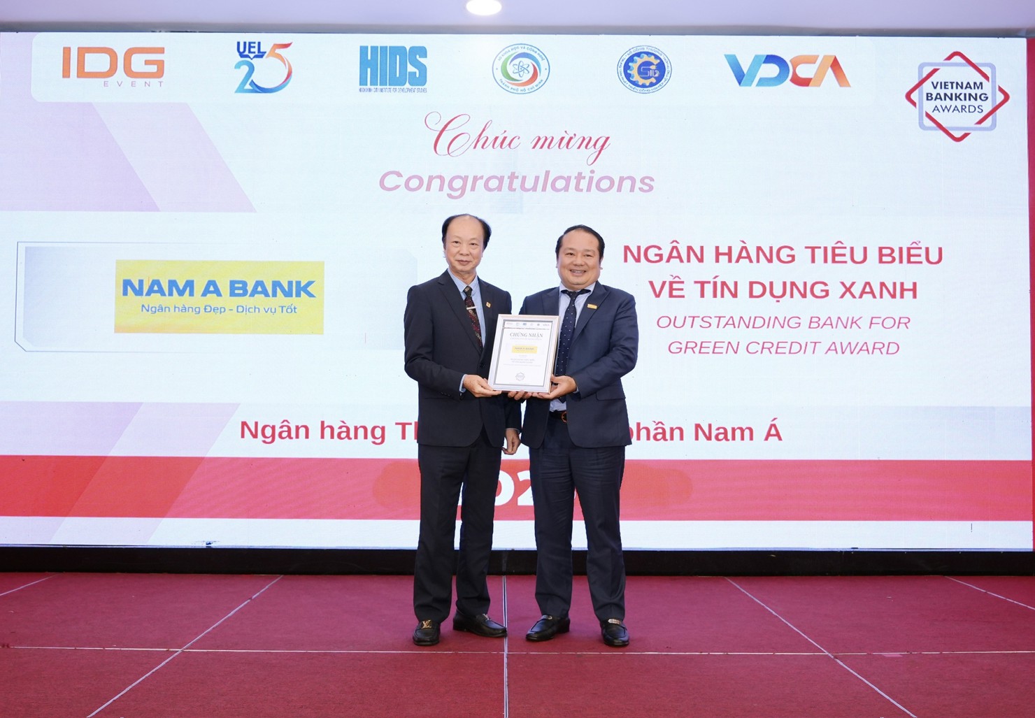 Đại diện Ngân hàng Nam Á nhận danh hiệu.. Ảnh: Nam A