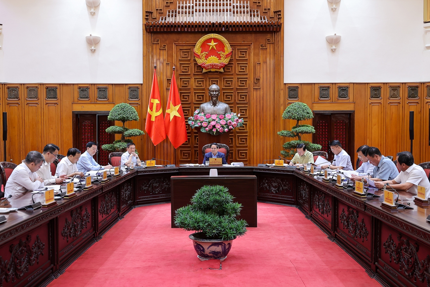 Phát triển kinh tế nhà nước theo hướng nâng cao chất lượng, hiệu quả, giữ vai trò chủ đạo, dẫn dắt.