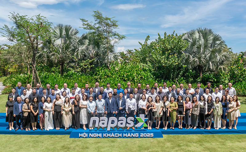 Ban lãnh đạo NAPAS và đại diện của hơn 40 đơn vị trung gian thanh toán tham dự Hội nghị khách hàng NAPAS 2025