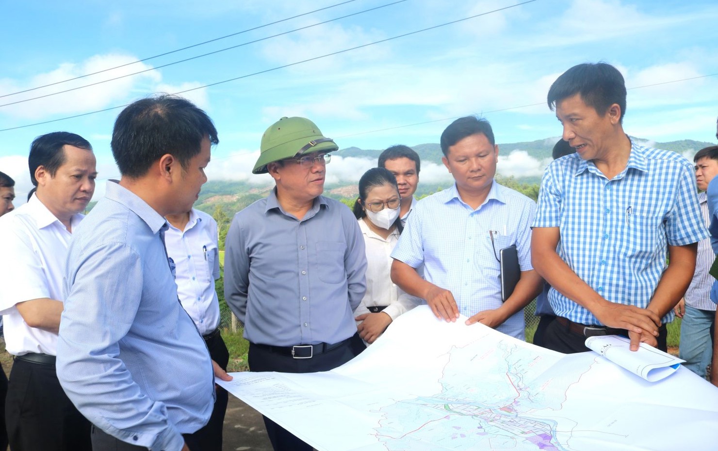Chủ tịch UBND tỉnh Gia Lai Phạm Anh Tuấn kiểm tra một dự án đầu tư công ở xã An Hòa. Ảnh: CT