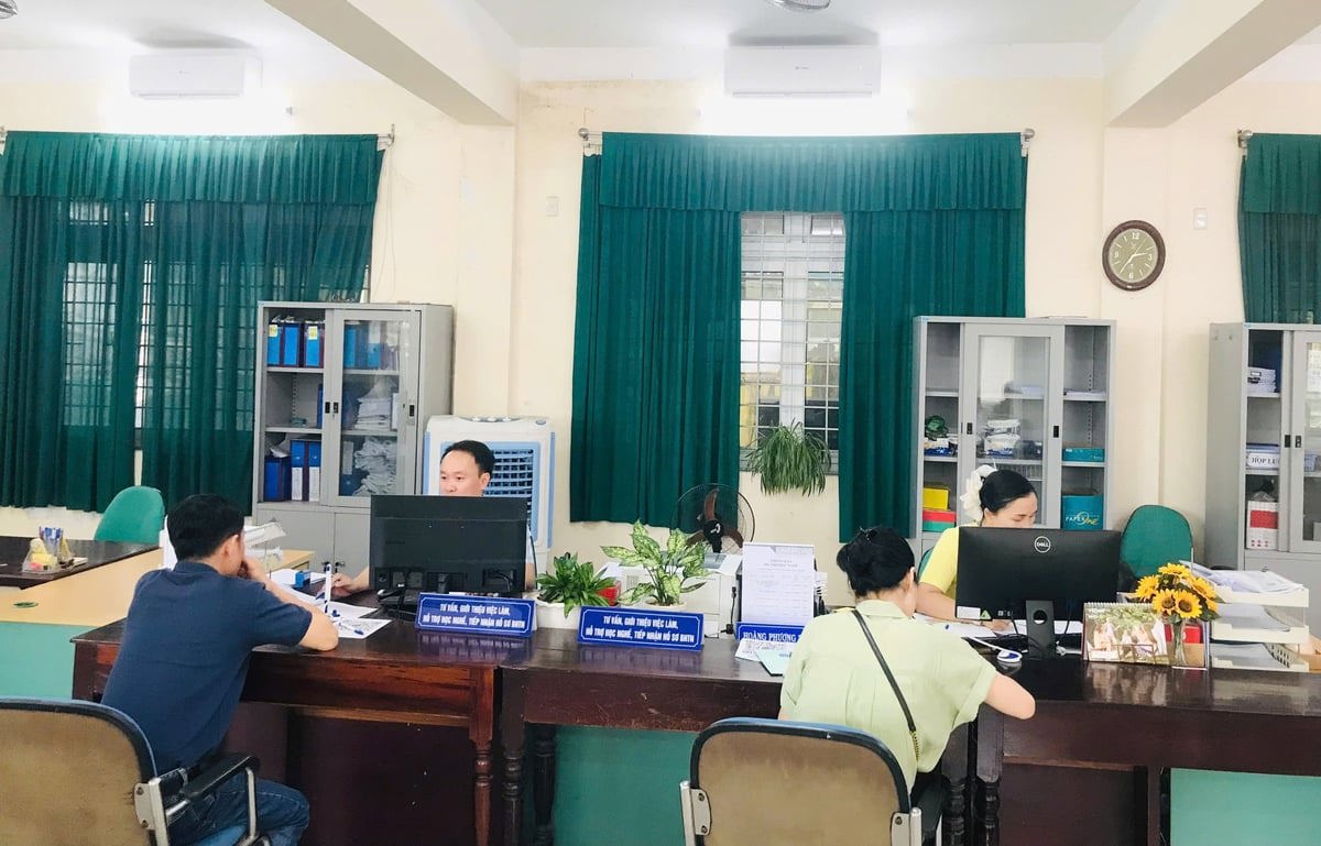 Lao động nộp hồ sơ hưởng bảo hiểm thất nghiệp tại Trung tâm dịch vụ việc làm TP. Huế.
