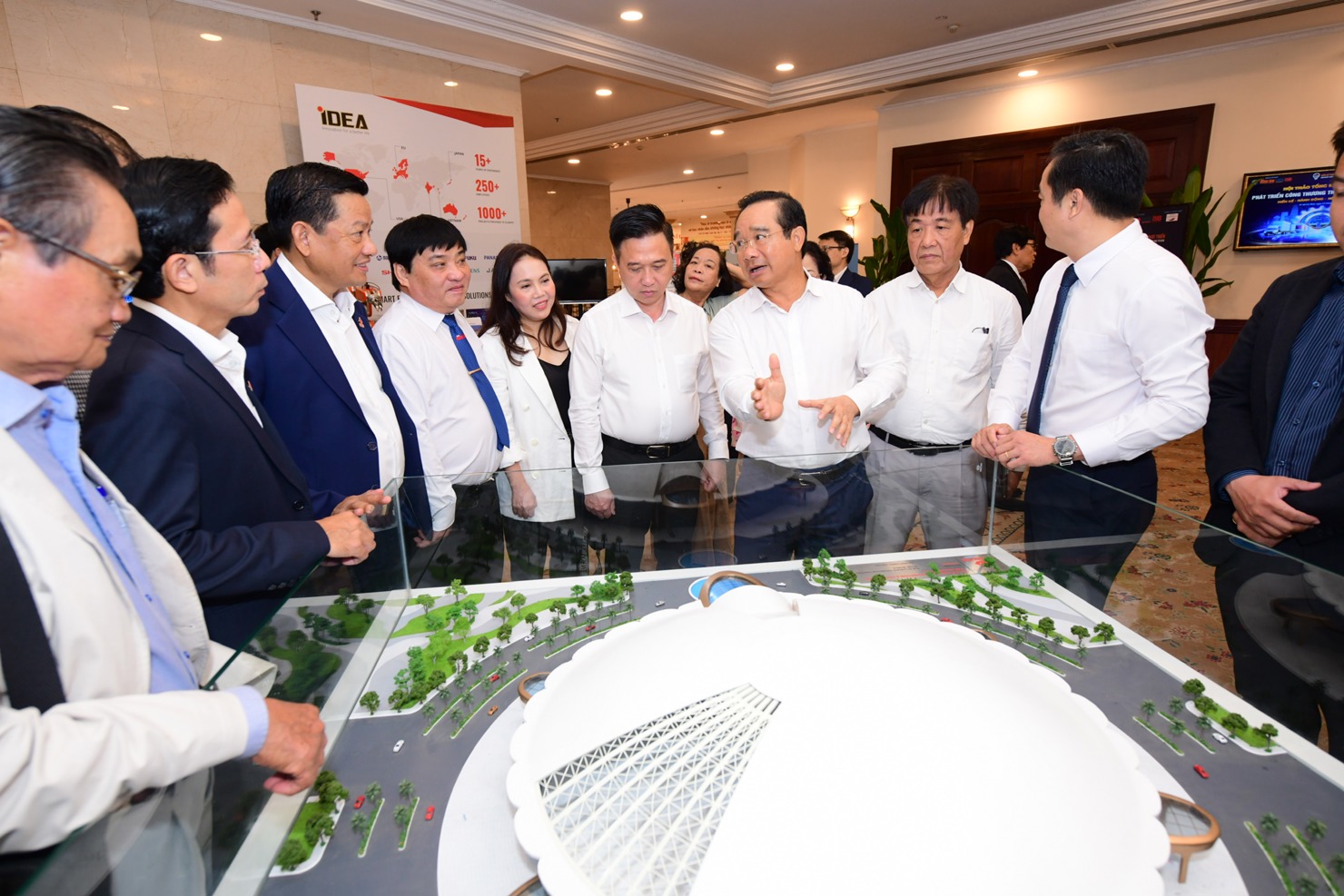 Lãnh đạo TP. Hồ Chí Minh chia sẻ cùng các chuyên gia, doanh nghiệp