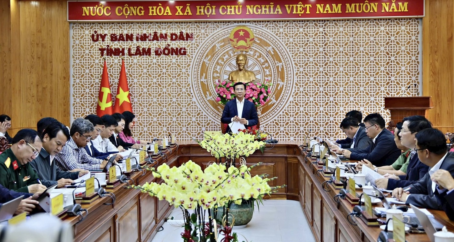 Chủ tịch UBND tỉnh Lâm Đồng Hồ Văn Mười chỉ đạo tại hội nghị. Ảnh: N.Lương