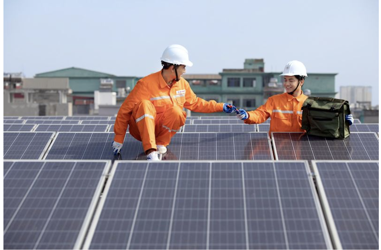 Lắp đặt điện mặt trời mái nhà.